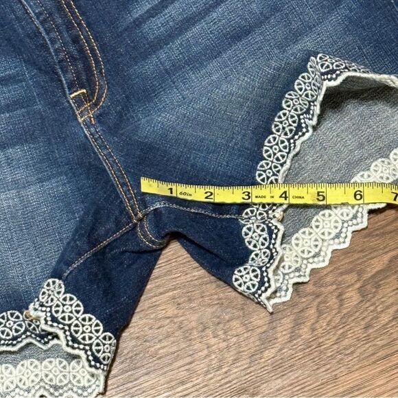 Lucky Brand The Abbey Blue Jean Shorts with Embroidery Hem Details Size 10 / 30 - Picture 8 of 10